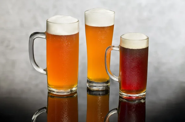 Bodegón con tres vasos de cerveza — Foto de Stock