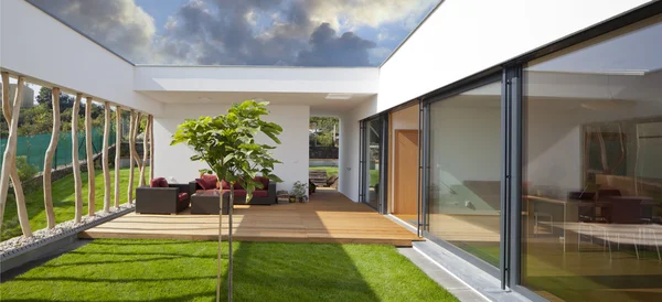 Casa moderna con jardín privado Imagen de stock