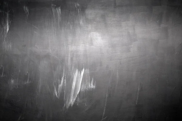 Черная пустая школьная грязная доска — стоковое фото