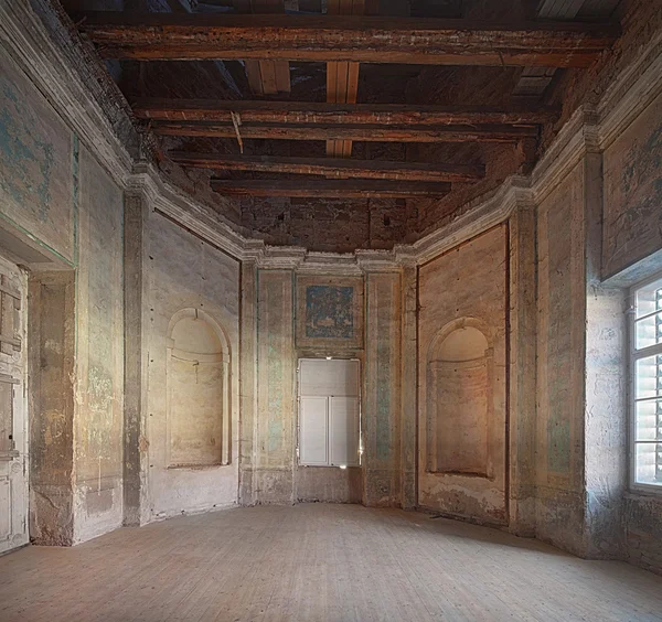 Vedere a interiorului ruinat cu tencuiala căzută — Fotografie, imagine de stoc