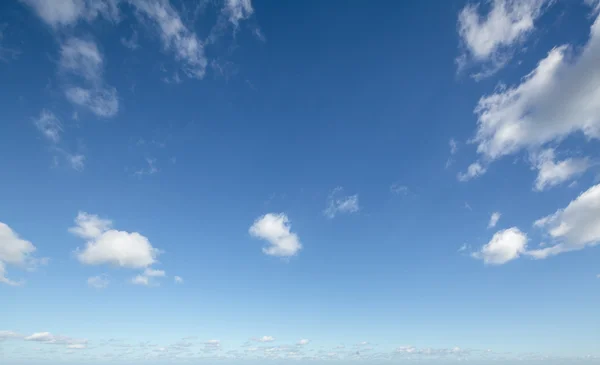 Céu azul com pequenas nuvens brancas — Fotografia de Stock