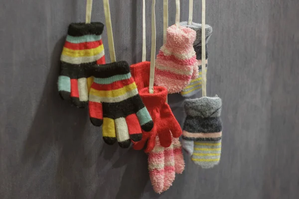 Children's gloves with elastic bands
