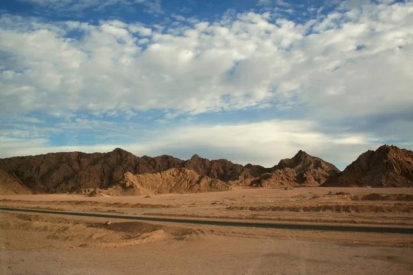 Car Highway Middle Sinai Desert Beautiful Egyptian Mountains Blue Sky — Zdjęcie stockowe