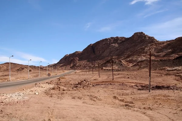 Car Highway Middle Sinai Desert Beautiful Egyptian Mountains Blue Sky — Zdjęcie stockowe