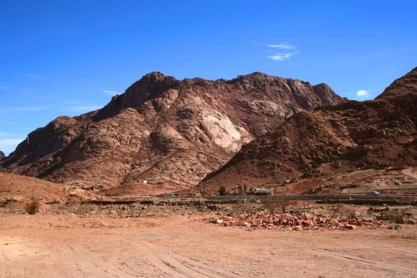 Car Highway Middle Sinai Desert Beautiful Egyptian Mountains Blue Sky — Φωτογραφία Αρχείου