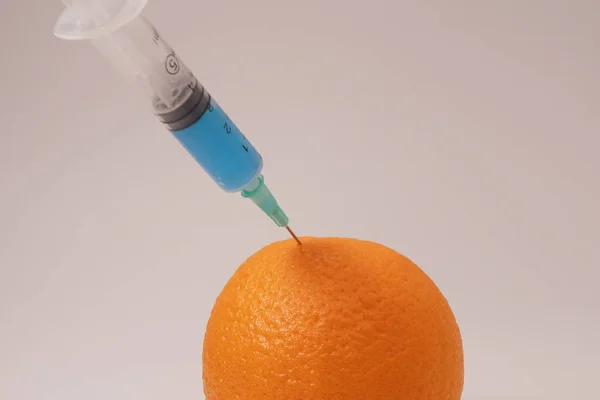 Injection Toxin Orange Laboratory Tests Injecting Blue Liquid Orange Fruit — Stockfoto