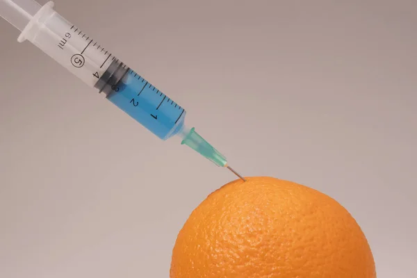 Injection Toxin Orange Laboratory Tests Injecting Blue Liquid Orange Fruit — Stockfoto