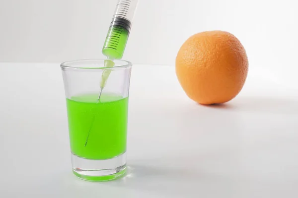 Введення Зеленої Рідини Апельсиновий Фрукт Шприц Зеленою Рідиною Білому Тлі — стокове фото