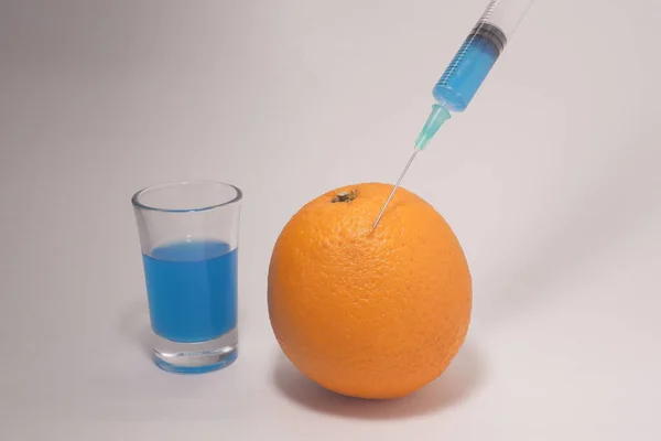 Введення Блакитної Рідини Апельсиновий Фрукт Помаранчевий Шприц Скло Білому Тлі — стокове фото