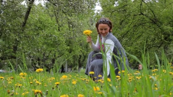 Caucasian Girl Gray Dress Makes Bouquet Yellow Dandelions — Vídeo de stock