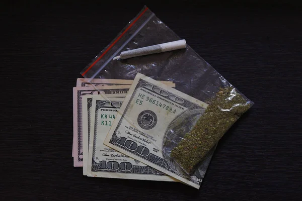 Tütchen Marihuana Oder Unkraut Auf Dollar Drogenhandelskonzept Zerfetzter Cannabis Joint — Stockfoto