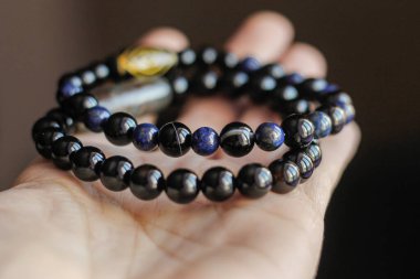 Yaratıcılık ve tılsım yaratmak için doğal taş boncuklar.