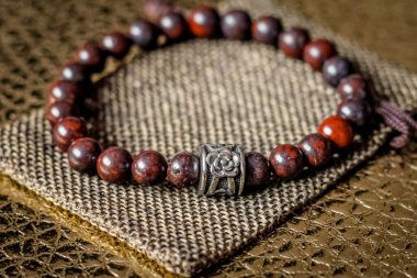 Yaratıcılık ve tılsım yaratmak için doğal taş boncuklar.