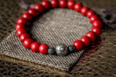 Yaratıcılık ve tılsım yaratmak için doğal taş boncuklar.