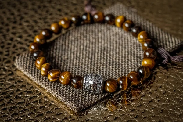 Yaratıcılık ve tılsım yaratmak için doğal taş boncuklar.