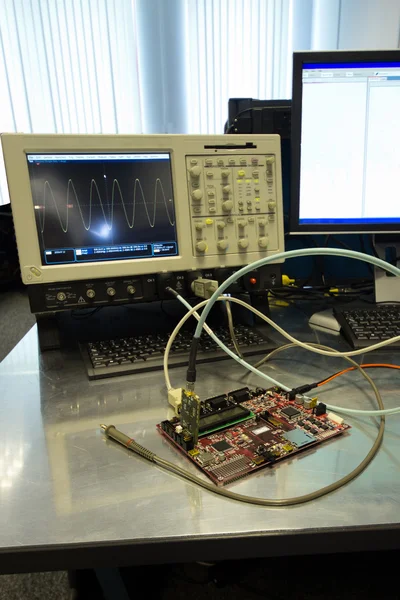 Elektronische Leiterplatte mit Oszilloskop verbunden — Stockfoto