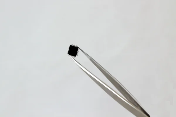 bir mikroçip elinde cımbız