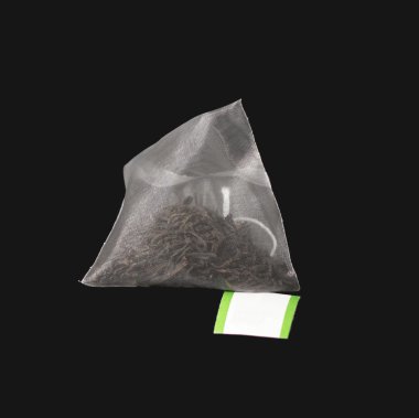 siyah üzerine izole lüks piramit teabag