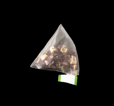 siyah üzerine izole lüks piramit teabag