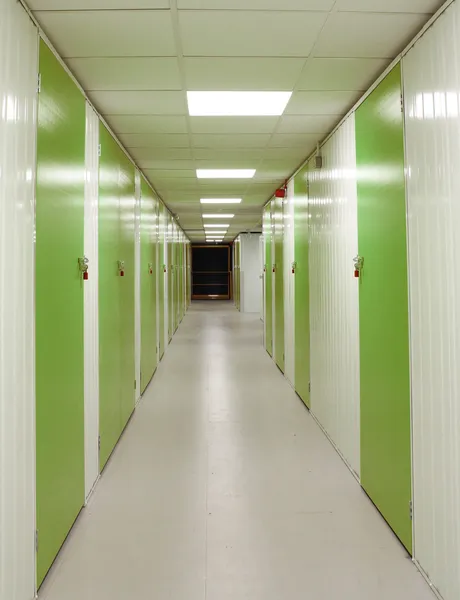 Self-storage korridor med gröna dörrar — Stockfoto