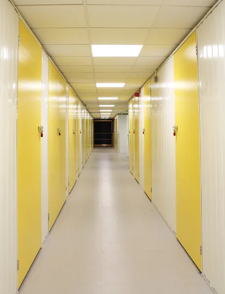 Selfstorage-Korridor mit gelben Türen Stockbild