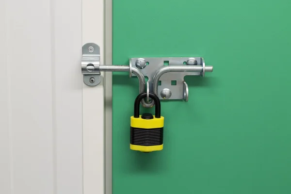 self depolama birimi üzerinde siyah ve sarı asma kilit