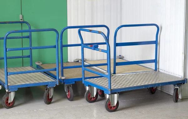 Umzugswagen im Selfstorage Stockbild