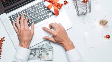 Noel çevrimiçi mağazası. Hediye kutusu kırmızı kurdele, tramvay ve dizüstü bilgisayar, düz konumda internet alışveriş kompozisyonu. Xmas mağazası, üst manzara