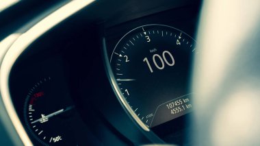 Hız göstergesi hızlı. Hız göstergesi ve takometresi olan bir araç paneli. Hız yarışı arkaplanı
