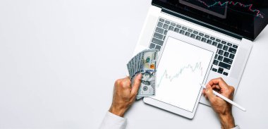 Yüksek teknoloji. Satmak, satın almak ve kâr payı istatistiklerini analiz etmek için mali başvuru. Dijital ekranda yatırım teknolojisi uygulaması. Kopya alanı olan internet bankacılık arkaplanı