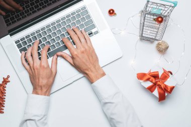 Xmas online alışveriş. Hediye kutusu kırmızı kurdele, tramvay ve dizüstü bilgisayar, düz bir internet alışveriş kompozisyonu. Noel mağazası, üst manzara.