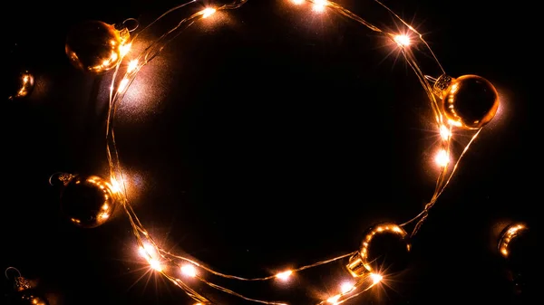 Çelenk Noel Altın Işıklı Çelenk Süslemeli Xmas Parti Süsü Siyah — Stok fotoğraf