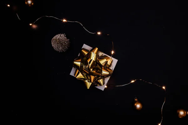 Kerstcadeau Wit Cadeau Met Gouden Strik Gouden Ballen Sprankelende Lichtslinger — Stockfoto