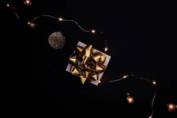 Regalo Natale Regalo Bianco Con Fiocco Oro Palline Oro Lucine — Foto Stock