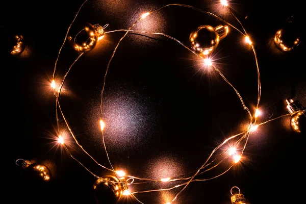 Різдвяні вогні межують. Золота світла гірлянда, золота лампочка ізольована на чорному для різдвяного вечірнього орнаменту. Світлові вогні на Різдво . — стокове фото