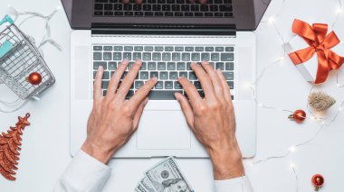 İnternetten hediye. Noel için hediye kutusu kırmızı kurdele, tramvay ve dizüstü bilgisayar internette online alışveriş kompozisyonu. Xmas satışları ve indirimler.