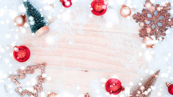 Sneeuwhout achtergrond. Kerstbord met oude rustieke muur, witte bevroren sneeuwvlok, gouden ballen en geschenkdoos. Winter houten decoratie achtergrond. Vrolijk kerstvakantie kaart patroon. — Stockfoto