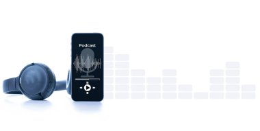 Podcast arka planı. Mobil akıllı telefon ekranı, podcast uygulaması, ses kulaklığı. Beyazda radyo mikrofonlu ses. Kayıt stüdyosu veya podcast afişi.