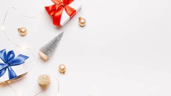 圣诞节的装饰 白色的礼物 红色的弓 金色的球和闪光的灯装饰圣诞装饰白色背景的贺卡 平面布局 顶视图 复制空间 — 图库照片