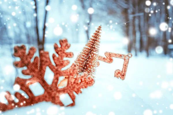 크리스마스볼 성탄절 트리로 장식된 겨울의 눈송이가 배경을 이루고 — 스톡 사진