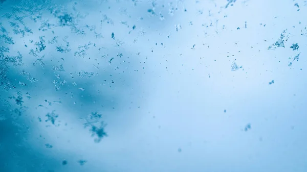 霜降りマクロ 寒い雪の冬の背景 青い結晶凍結抽象パターン 白い霜の氷の質感 — ストック写真