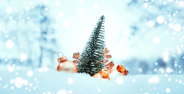 スノーフレークの背景 クリスマスの休日の木 白い冬の雪の上の新年の装飾の黄金のボール メリークリスマスの休日カードパターン — ストック写真
