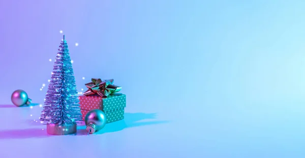Неоновый Веселый Зимний Фон Минимальное Абстрактное Дерево Подарочная Коробка Рождество — стоковое фото