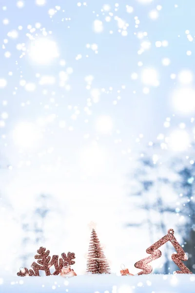 크리스마스 장식물 배경에 Xmas Holiday Tree 겨울의 눈송이가 배경을 이루고 — 스톡 사진