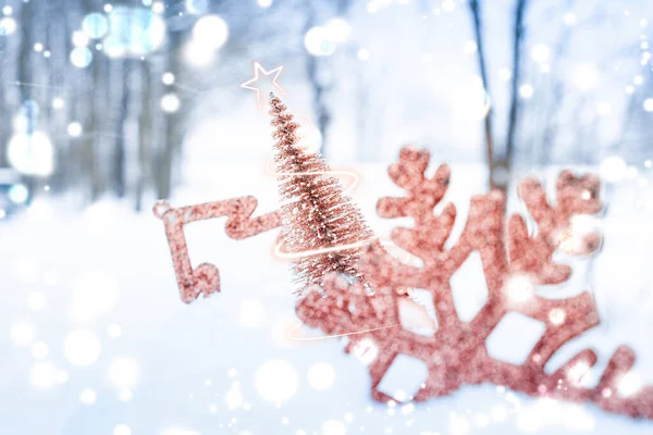 크리스마스 금공으로 장식된 받으세요 Xmas Holiday Tree 겨울의 눈송이가 배경을 — 스톡 사진