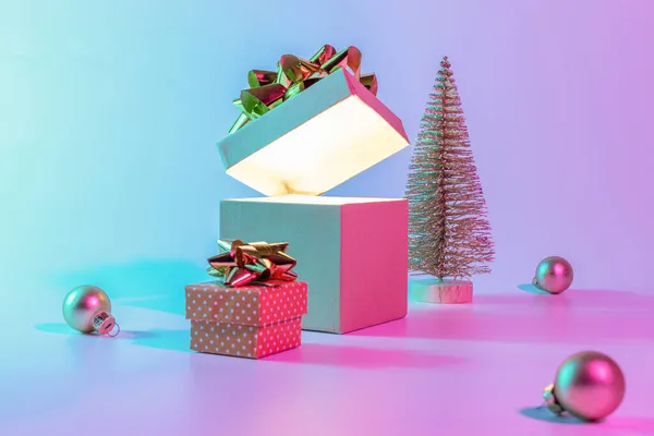 Vánoční Dárková Krabice Neon Pozadí Otevřít Vánoční Dárková Krabice Zářivými — Stock fotografie