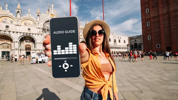 Audio Guide Online Alkalmazás Digitális Mobil Okostelefon Boldog Fiatal Diák — Stock Fotó