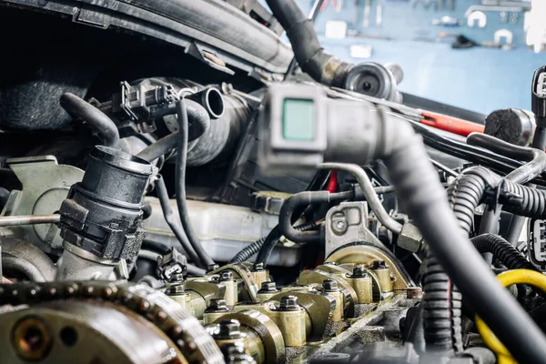 机械式发动机汽车服务 汽车诊断 修车厂的汽车修理工 技术员维护 — 图库照片