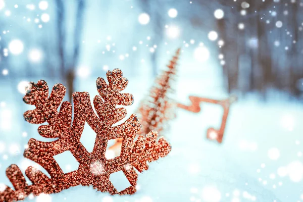 Schneeflockenhintergrund Weihnachtsbaum Goldene Kugeln Neujahrsschmuck Auf Weißem Winterschnee Frohe Weihnachten — Stockfoto