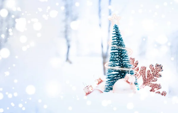 Kerstboom Sneeuw Kerstvakantie Achtergrond Gouden Ballen Nieuwjaar Ornament Decoratie Witte — Stockfoto